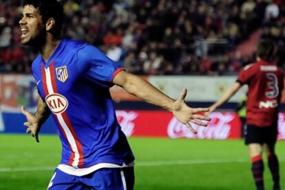 Diego Costa celebra uno de sus goles a Osasuna.