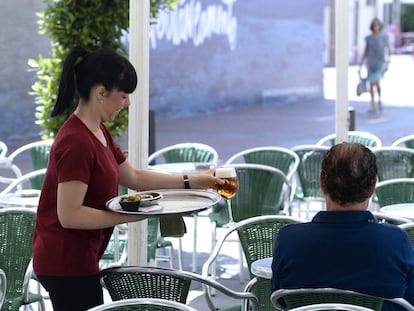 Una camarera sirve una consumición en una terraza de Valladolid, en una imagen de archivo.