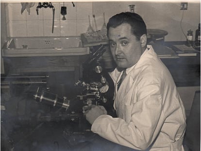 El patólogo José Luis Arteta posa en un laboratorio en una foto sin fechar, posterior a 1950.