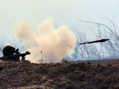 Un soldado ucranio dispara un lanzagranadas durante unas maniobras al norte del país.