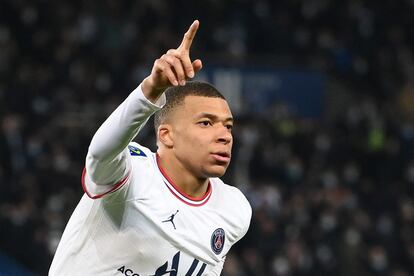 Mbappé celebra un gol en un partido del PSG contra el Stade Rennes.