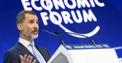 El rey Felipe VI participa en un panel de la 48 edición del Foro de Davos hoy, 24 de enero de 2018, en Davos (Suiza). 