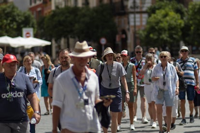 Turistas en grupo por el centro de Sevilla el pasado miércoles.
