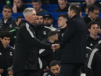 Carlo Ancelotti y Frank Lampard se saludan tras el partido.