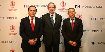 Federico J. Gonz&aacute;lez Tejera, CEO de NH Hotel Group; Manuel Valencia, embajador de Espa&ntilde;a en China, y Haibo Bai, presidente y consejero delegado de HNA Hospitality Group.
 