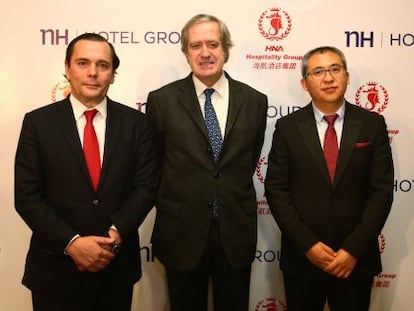 Federico J. Gonz&aacute;lez Tejera, CEO de NH Hotel Group; Manuel Valencia, embajador de Espa&ntilde;a en China, y Haibo Bai, presidente y consejero delegado de HNA Hospitality Group.
 