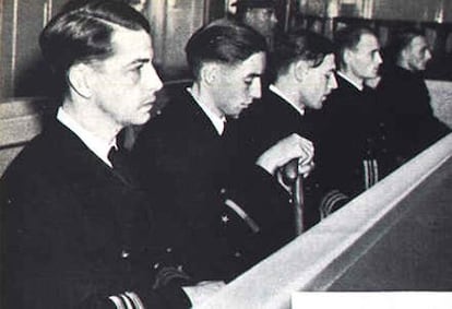 El capitán aleman Eck, primero a la izquierda y los otros miembros de su tripulación acusados de crímenes de guerra.