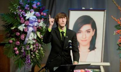 Marcus Grimmie, el hermano de Christina, durante el funeral de la cantante celebrado en Nueva Jersey.