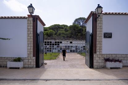 Puerta de acceso al cementerio parroquial de Barbate (Cádiz).