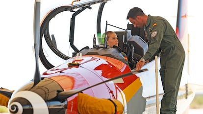 La princesa Leonor en la cabina del 'Pilatus' suizo, en la base de San Javier (Murcia) del Ejército del Aire y el Espacio, este lunes