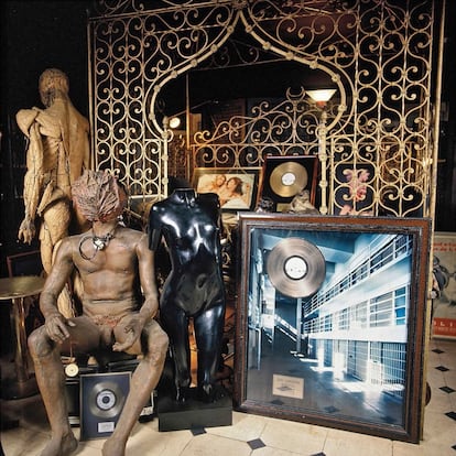 Algunas de las piezas de arte y los discos de oro que se muestran en su estudio de grabación.
