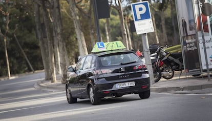 Un cotxe d'autoescola, en una imatge d'arxiu.