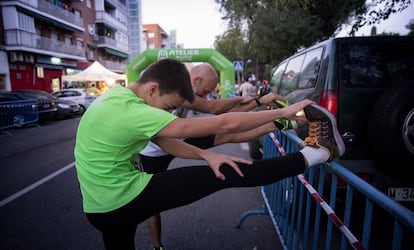 Dos corredores se preparan para la carrera nocturna celebrada el pasado sábado en Canillejas.