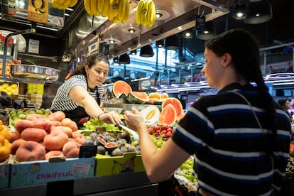Una clienta compraba en agosto en un mercado de Barcelona.