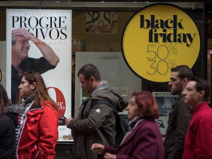 Así se visten algunos de los escaparates de los comercios para anunciar el 'Black Friday' 2018.