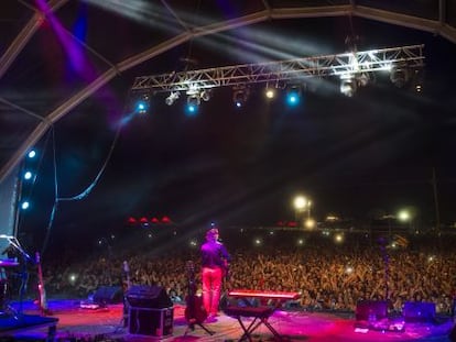 Actuaci&oacute;n de Sisa durante el &#039;recuperado&#039; festival Canet Rock. 