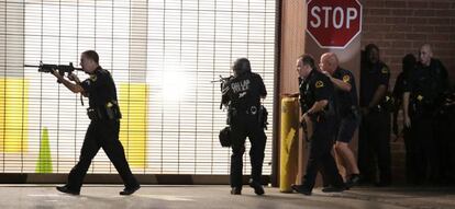 Policías de Dallas tras el tiroteo en el que murieron cuatro agentes.