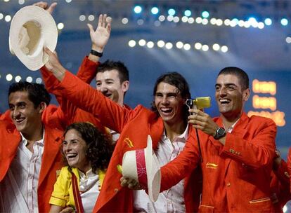 Los tenistas Nicols Almagro, Virginia Ruano y Rafael Nadal, el regatista Javier Hernndez y, detrs, Jon Garca, del equipo de taekwondo, durante el desfile de los equipos.