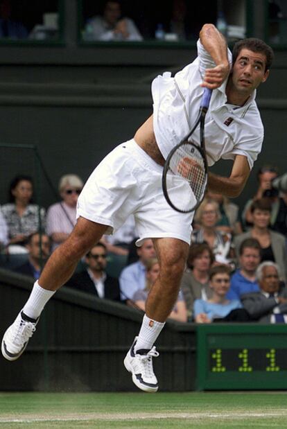 El tenista estadounidense Pete Sampras, durante la final de Wimbledon de 1999 ante Agassi.