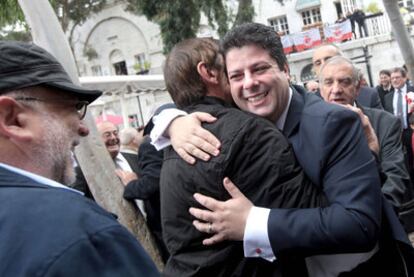 Fabián Picardo abraza a simpatizantes en las calles del Peñón tras su victoria.