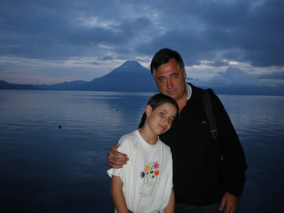 Gervasio Sánchez con su hijo Diego en el lago Atitlán (Guatemala) el 2 de julio de 2009.