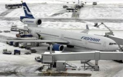 Avión de la aerolínea finlandesa Finnair en el aeropuerto de Helsinki. EFE/Archivo