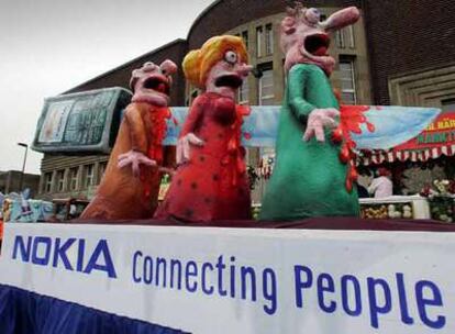 Protesta contra Nokia en el carnaval de Düsseldorf. La carroza ironiza con el lema de la empresa: <i>Conectando a la gente.</i>
