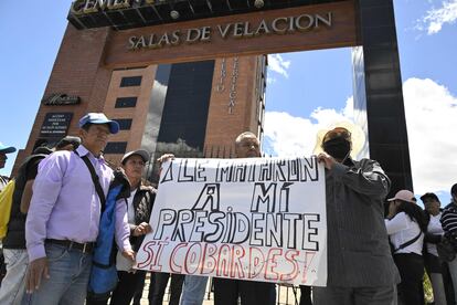 Simpatizantes del candidato ecuatoriano asesinado, Fernando Villavicencio, muestran una pancarta frente a sala de velación, este jueves en Quito.