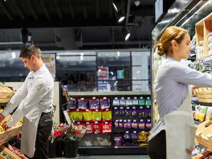 Dos jóvenes trabajando en un supermercado.