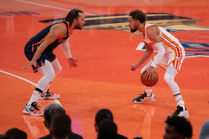 Jalen Brunson, de los New York Knicks, defiende frente a Trae Young, de los Atlanta Hawks, en el partido de este miércoles.