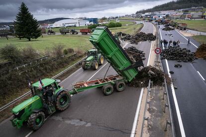 Un agricultor bloque una carretera cerca de Vesoul, al este de Francia, este jueves.