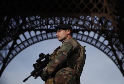 Un soldado monta guardia bajo la Torre Eiffel, mientras Francia marca el final de un estado de emergencia de dos años.
