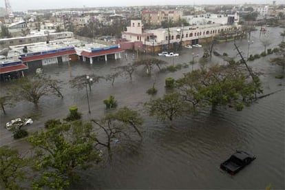 Una avenida de Cancún, completamente anegada por las aguas.