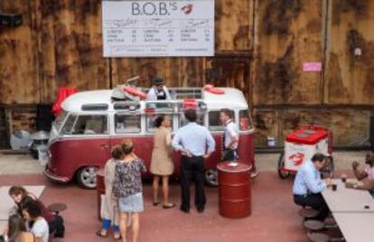 Rob Dann sirve tapas de marisco en Bob's Lobster.