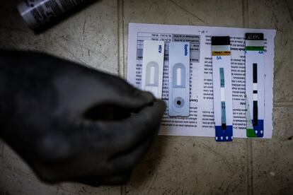 Ejemplo de tests de hepatitis B y C, sífilis y VIH. En el pasado, la infección por VIH a través del uso de jeringuillas usadas no era considerada una prioridad en la lucha contra el sida en Mozambique, pero hace un año esto cambió. El Ministerio de Sanidad presentó la parte de reducción de daños como uno de los componentes de la lucha contra el sida al Global Fund, que es el organismo internacional que financia la lucha contra el VIH, la malaria y la tuberculosis, y este aprobó la propuesta. Al menos hasta 2023 el país tiene asegurados los fondos para seguir suministrando metadona, jeringas y naloxona, así como para mantener el centro comunitario de Mafalala.