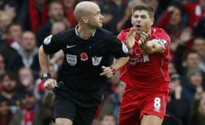 Gerrard protesta al árbitro una mano de Cahill / PHIL NOBLE (REUTERS)