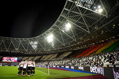 Los jugadores del United celebran el 1-3 en el Estadio Olímpico de Londres ante los hinchas del West Ham.