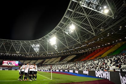 Los jugadores del United celebran el 1-3 en el Estadio Olímpico de Londres ante los hinchas del West Ham.