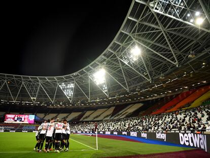 Los jugadores del United celebran el 1-3 en el Estadio Olímpico de Londres ante los hinchas del West Ham.