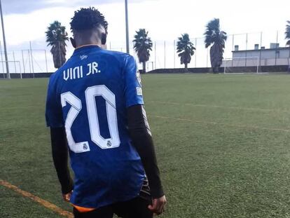 Souleymane, en un campo de fútbol de Tenerife. / CEDIDA POR ELENA COTARELO.