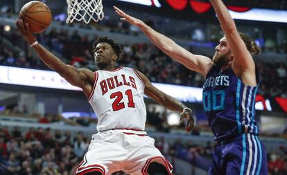 Butler lanza ante Hawes.