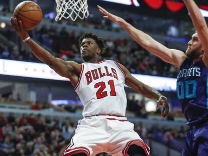 Butler lanza ante Hawes.