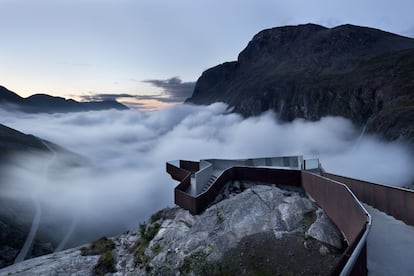 La carretera de Trollstigen es literalmente el camino de los troles. Este espacio natural situado en Noruega y protegido por la Unesco puede recorrerse a través de una ruta turística de 106 kilómetros de montañas tan espectaculares como la de Trollveggen, una especie de acantilado de tierra. En uno de sus tramos más intrincados, Reiulf Ramstad creó una plataforma flotante con escaleras. El camino permanece cerrado en invierno por las nevadas.