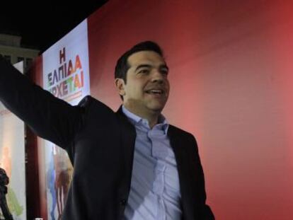 El l&iacute;der de Syriza, Alexis Tsipras, saluda a sus seguidores en el mitin final de su campa&ntilde;a en Atenas (Grecia). 