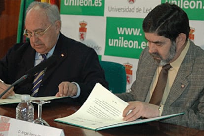 Ángel Penas Merino, Presidente de la Fundación General de la Universidad de León y de la Empresa (FGULEM), y Anselmo Castaño del Valle (Presidente del Comité Provincial de la Cruz Roja en León)