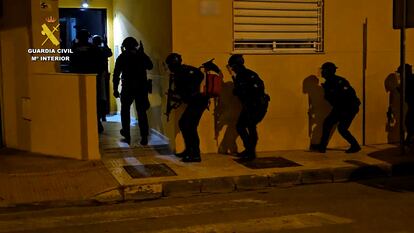 Agentes de las unidades especiales de la Guardia Civil durante la operación.