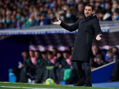 Xavi se lamenta durante el encuentro ante el Espanyol.