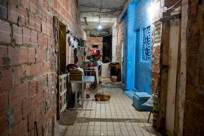 Estas ocupaciones urbanas, ubicadas en la región portuaria de Río de Janeiro, conviven con las populares escuelas de samba, edificios corporativos e infraestructura pública. Totalmente autogestionadas, a menudo estas viviendas están construidas de forma precaria, con materiales ligeros, en el interior de grandes recintos abandonados. En la imagen, el local ocupado Habib‘s.