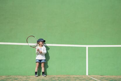 "Muchos padres se sorprenden de que pueda ser una actividad extraescolar, pero pensemos que, desde que somos niños, lanzar una pelota contra una pared es de lo más habitual", comenta García. Por ello, el frontón (o frontenis, si se utiliza raqueta) es una disciplina que se puede practicar desde los cuatro años, aunque es a los seis cuando se ha alcanzado la fuerza suficiente como para que los saques se hagan desde la distancia correcta. Con él se ejercita todo el cuerpo: velocidad, coordinación, equilibrio y mucha resistencia y, al estar relacionado con los deportes de raqueta, García anima a optar por él si otros como el tenis o el bádminton no llegan a convencer al niño: "Además, aunque también es individual, es uno de los pocos deportes que se puede jugar en pareja, lo que implica empatía con el compañero, coordinación absoluta entre ambos jugadores y, sobre todo, confianza en lo que va a hacer, ya que si uno se adelanta a lo que vaya a hacer el otro, el juego se frustra totalmente. Por ello, el desarrollo de aspectos psíquicos y grupales son aquí evidentes", expone García. Su equipación básica <i>(pack</i> de dos pelotas, gafas protectoras, polo, pantalón, zapatillas y raqueta), desde 52 euros en <a href="https://www.decathlon.es/C-1256277-pelota-vasca?utm_source=themamas&thepapas&utm_medium=display&utm_campaign=Decathlon_Vuelta al Deporte_2018-08-07_2018-10-18_RET_&utm_term=UM&utm_content=" >Decathlon</a>.