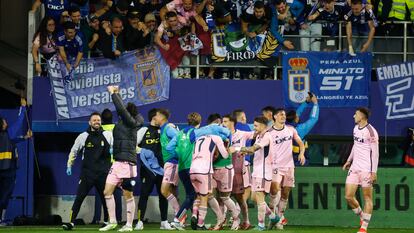 Los jugadores del Oviedo celebran el segundo gol ante el Eibar con su afición.